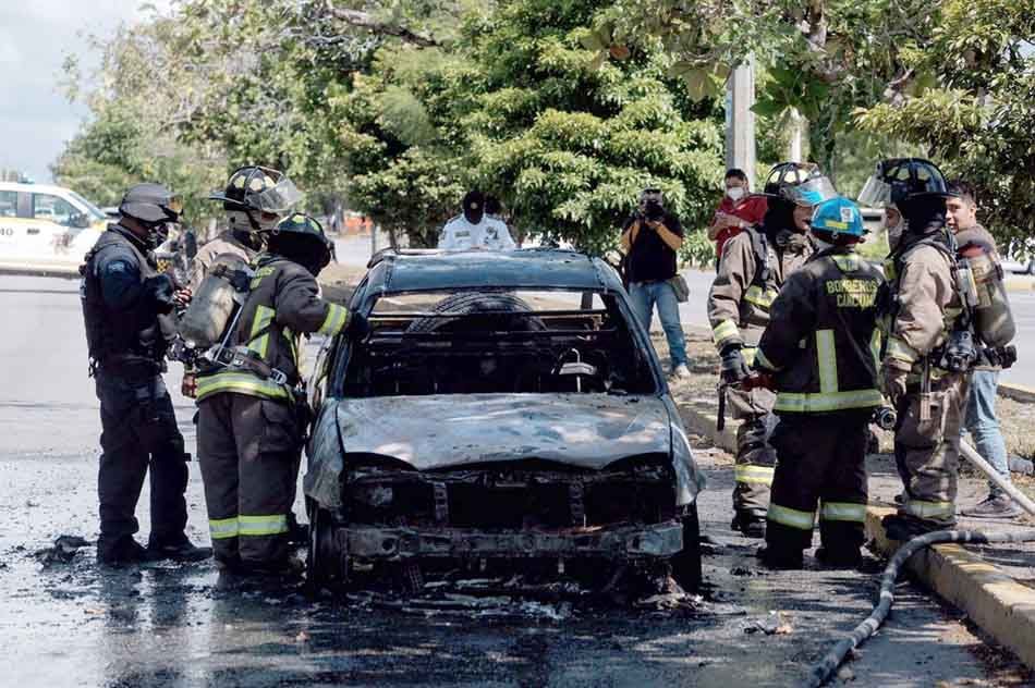 Sin lesionados al ser consumida por el fuego una camioneta sobre transitada avenida de Cancún
