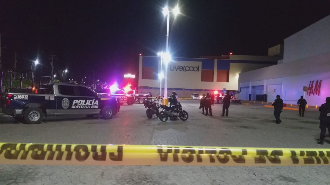 Par de sujetos asaltan a mujer en plaza comercial de Cancún, detienen a uno, el otro escapa tras disparar