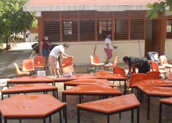 Lamentan escasa participación de padres en rehabilitación de escuelas para el regreso a clases en Lázaro Cárdenas