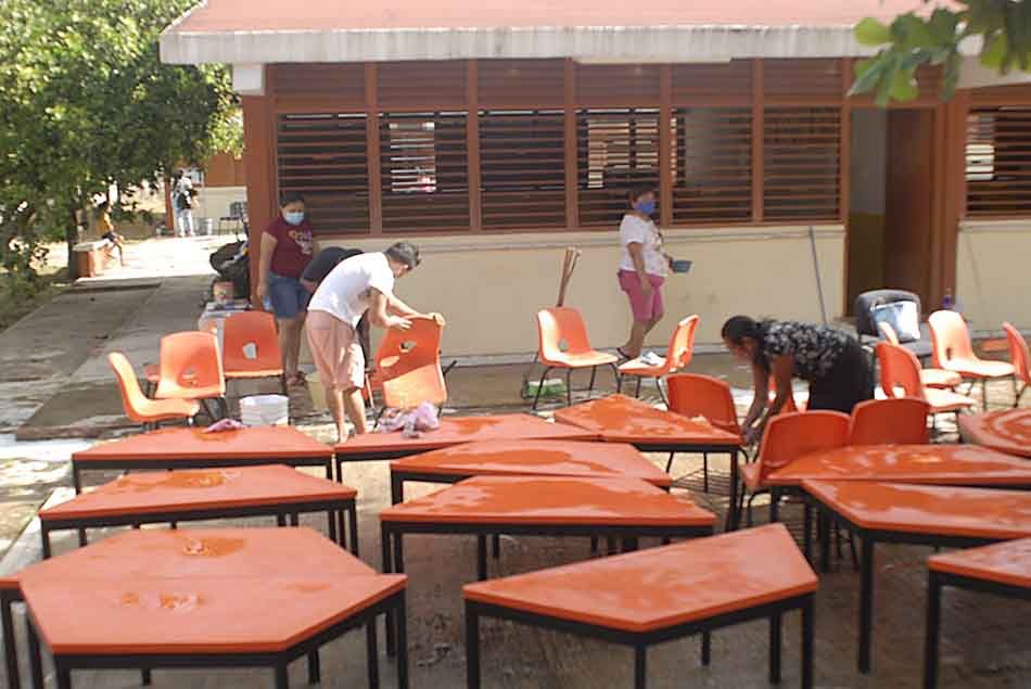 Lamentan escasa participación de padres en rehabilitación de escuelas para el regreso a clases en Lázaro Cárdenas