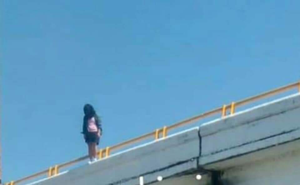 Mujer intenta aventarse de puente en Chetumal