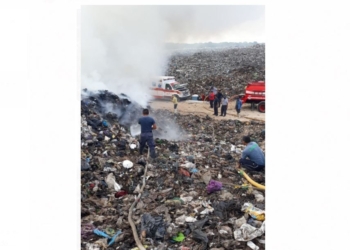 Basurero se incendia desde el domingo