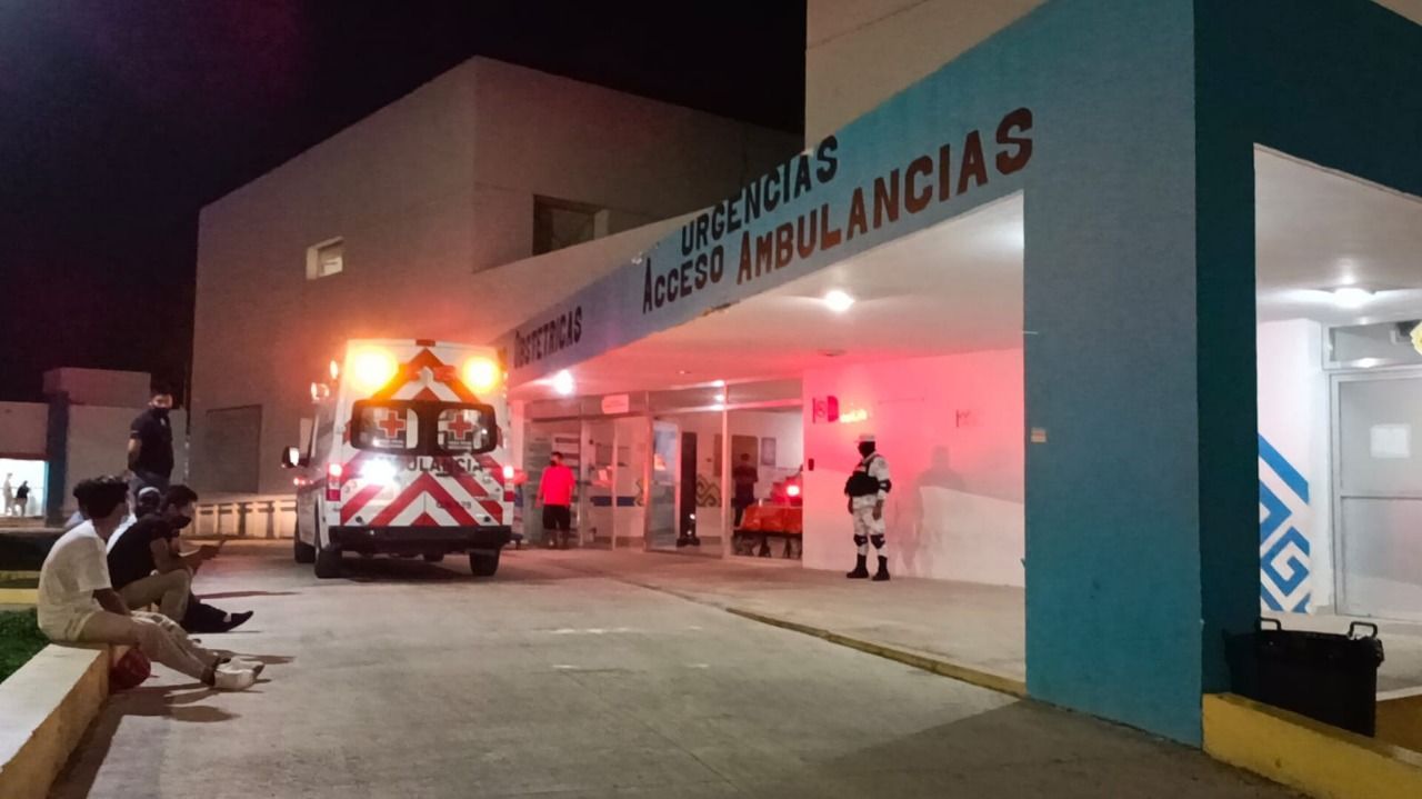 De un auto a otro, intentan asesinar a sujeto en colonia de Playa del Carmen