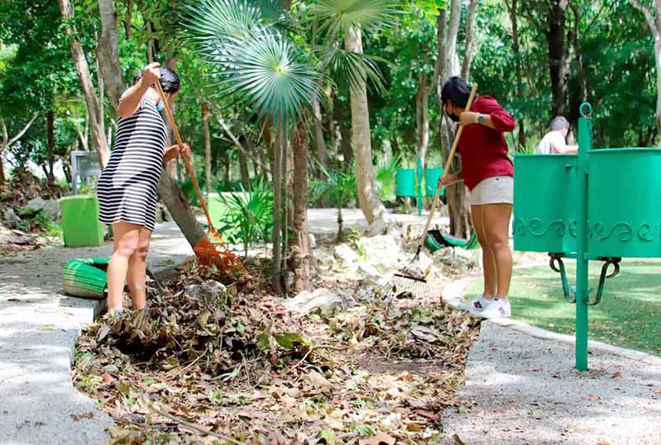 Organizan en Puerto Morelos jornadas de limpieza en parques con empleados municipales y apoyo ciudadano