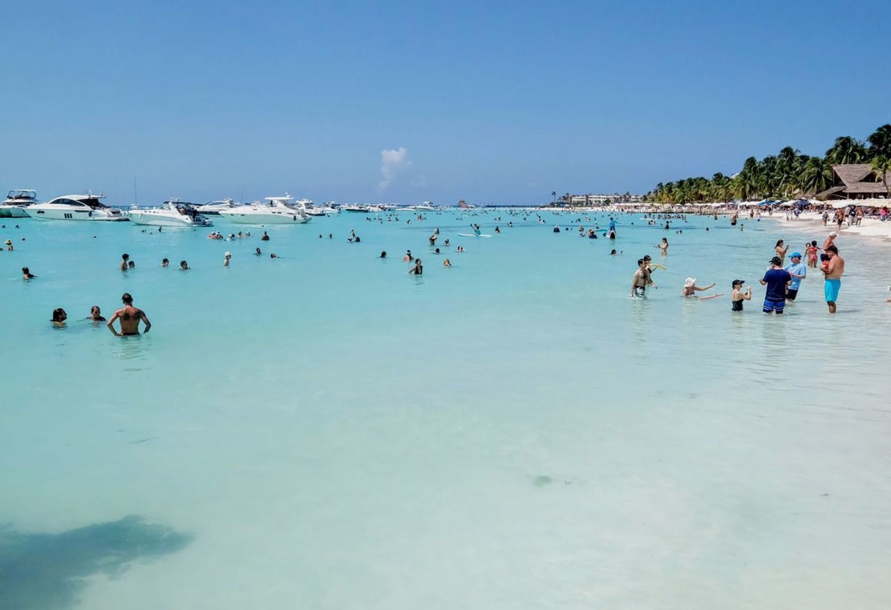 La Zofemat trabaja para dejar libre de sargazo Playa Norte, en Isla Mujeres