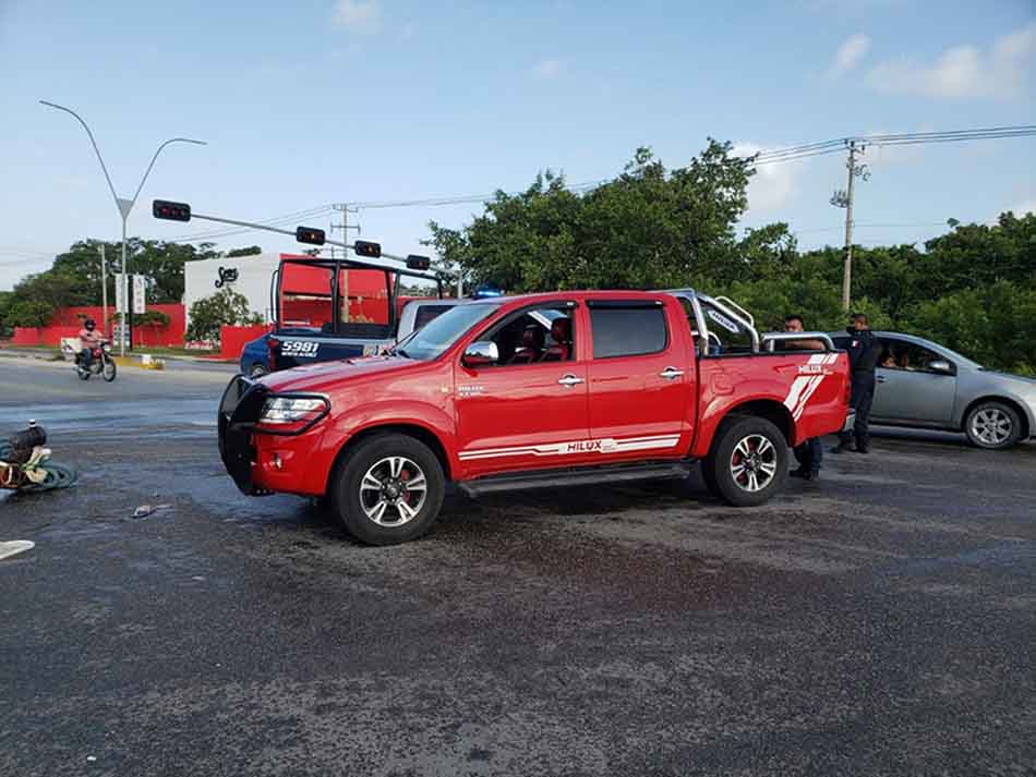 Joven motociclista fracturado al ser colisionado por una camioneta en Cancún