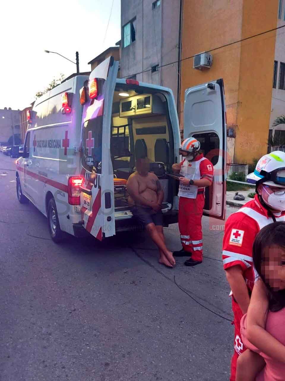 Policías evitan tragedia al rescatar de incendio en Cancún a seis personas, tres de ellos menores de edad