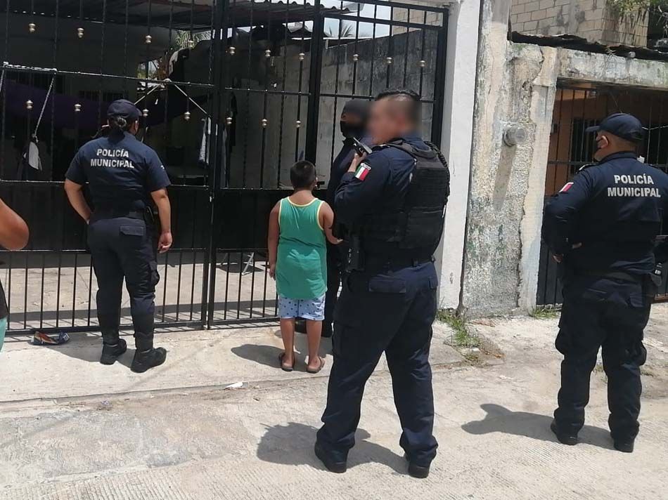 Policías de Cancún rescatan a menor con síndrome de down que estaba en el techo de una casa