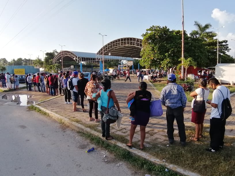Se forman desde la madrugada habitantes de Felipe Carrillo Puerto para vacunarse del COVID-19