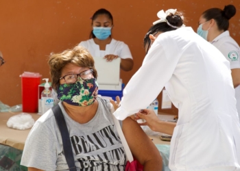 Reanudan en Quintana Roo la aplicación de segundas dosis contra la COVID-19 a personas de 40 a 49 años de edad