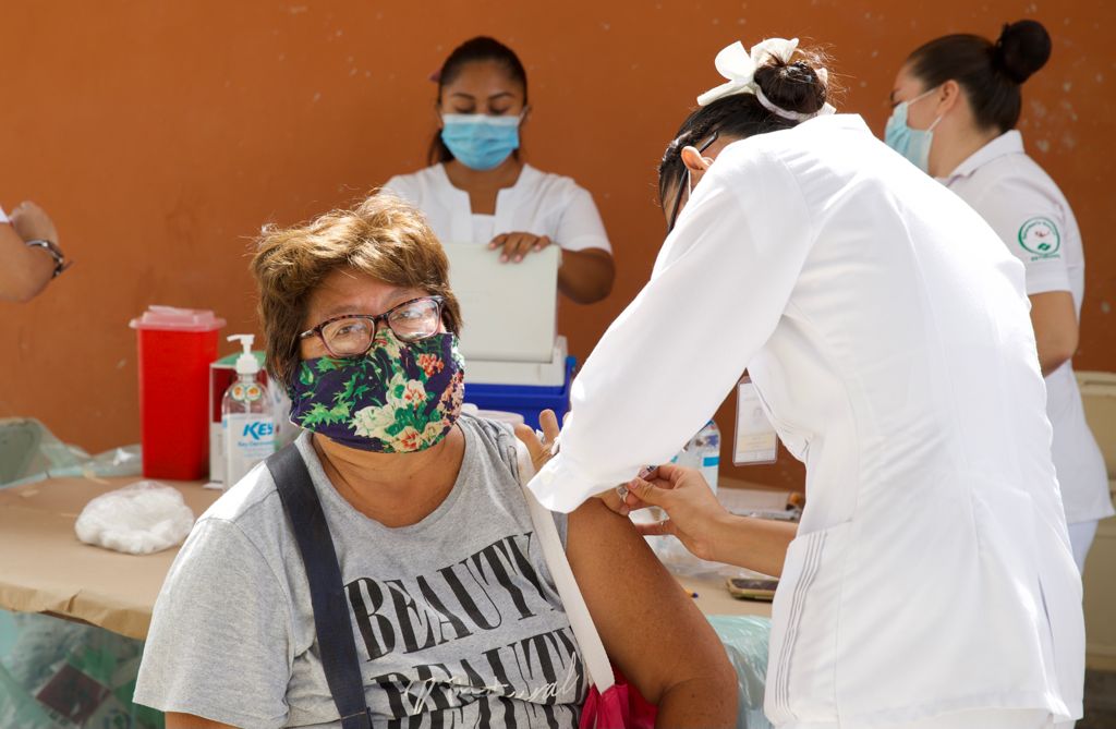 Reanudan en Quintana Roo la aplicación de segundas dosis contra la COVID-19 a personas de 40 a 49 años de edad