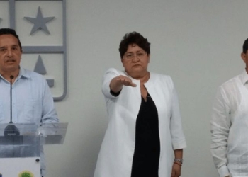 Carlos Joaquín comienza a moverse, para «blindar» su salida?
