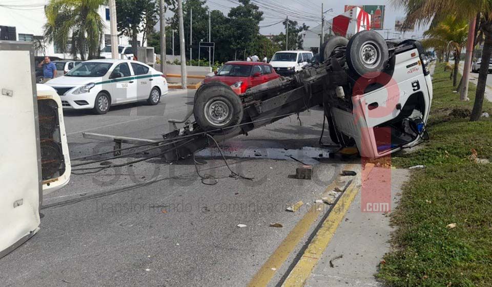 Mañana accidentada en Cancún, reportan volcadura de camión y carambola con 7 autos en avenida Colosio