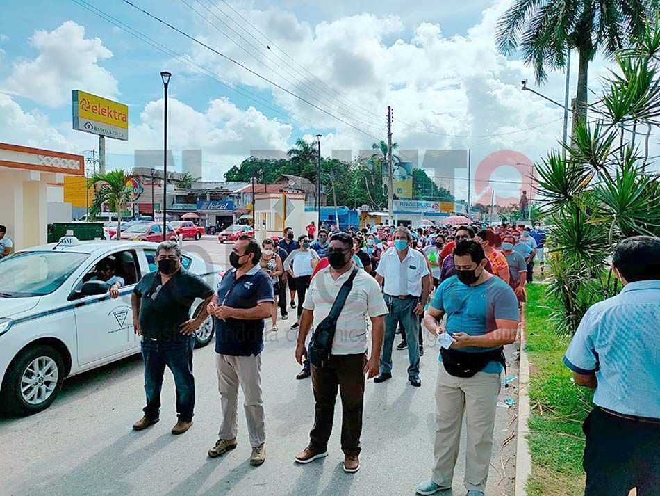 200 sindicalizados municipales marchan en Felipe Carrillo Puerto; anuncian «cacería de funcionarios» para recibir sus pagos