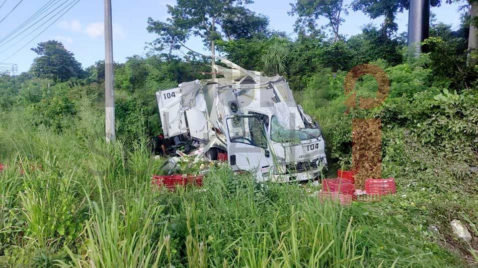Aparatosa volcadura de un camión cerca de Playa del Carmen deja al conductor con fractura de un brazo