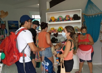 Artesanos de Chiquilá admiten desinterés en sus productos por el turismo en tránsito hacia Holbox