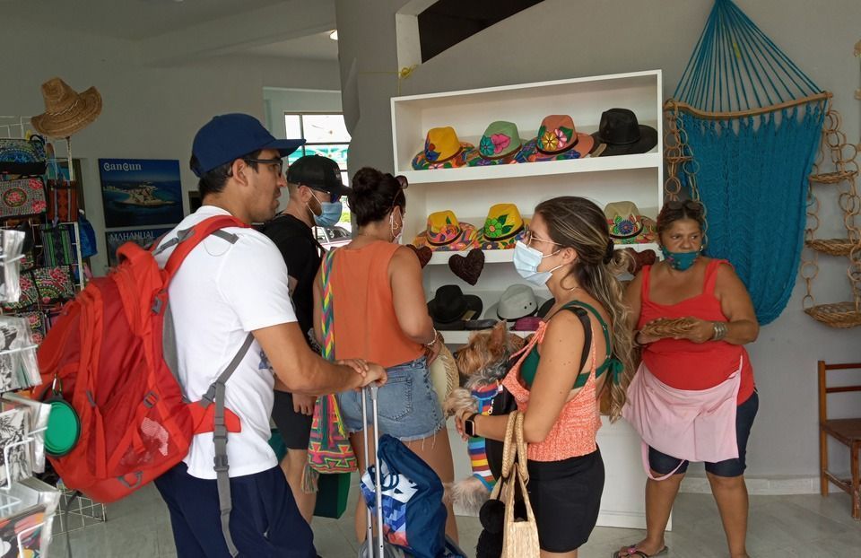 Artesanos de Chiquilá admiten desinterés en sus productos por el turismo en tránsito hacia Holbox