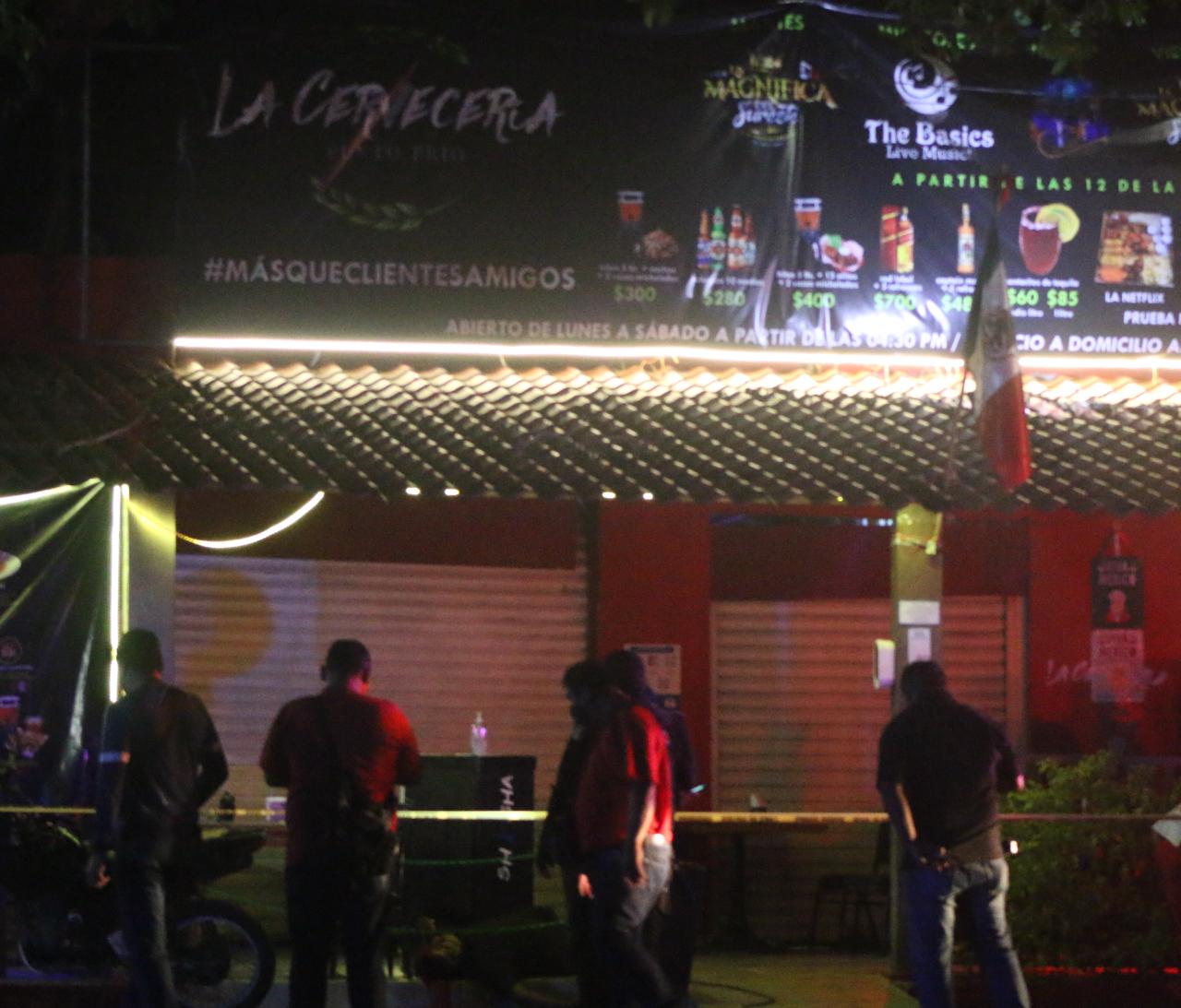 Asesinan a balazos a sujeto afuera de un bar de Cancún