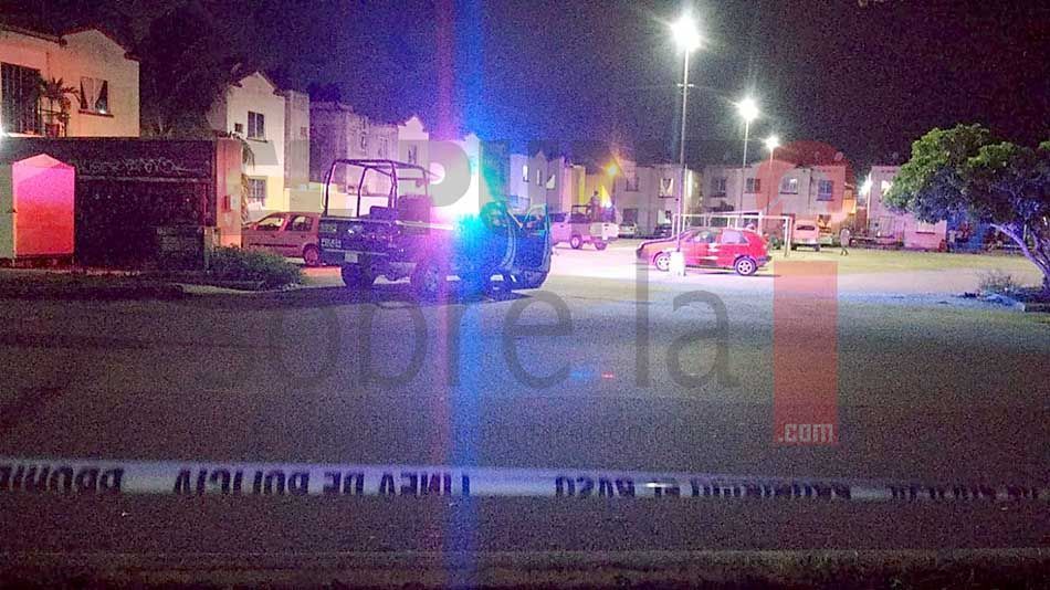 Asesinan a un joven en estacionamiento de fraccionamiento de Cancún
