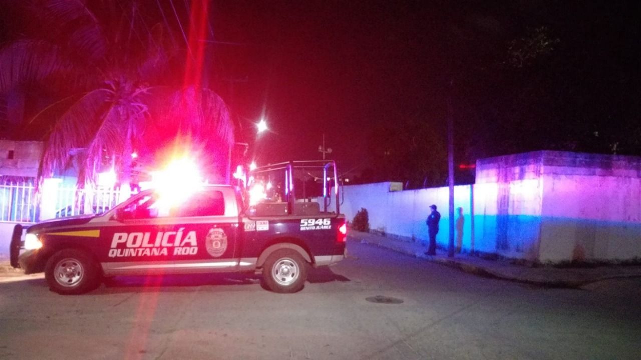 Balean a mujer en colonia de Cancún, su cuerpo quedó tirado en la banqueta