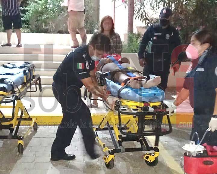 Caen turistas de tercer piso en la zona hotelera de Cancún 