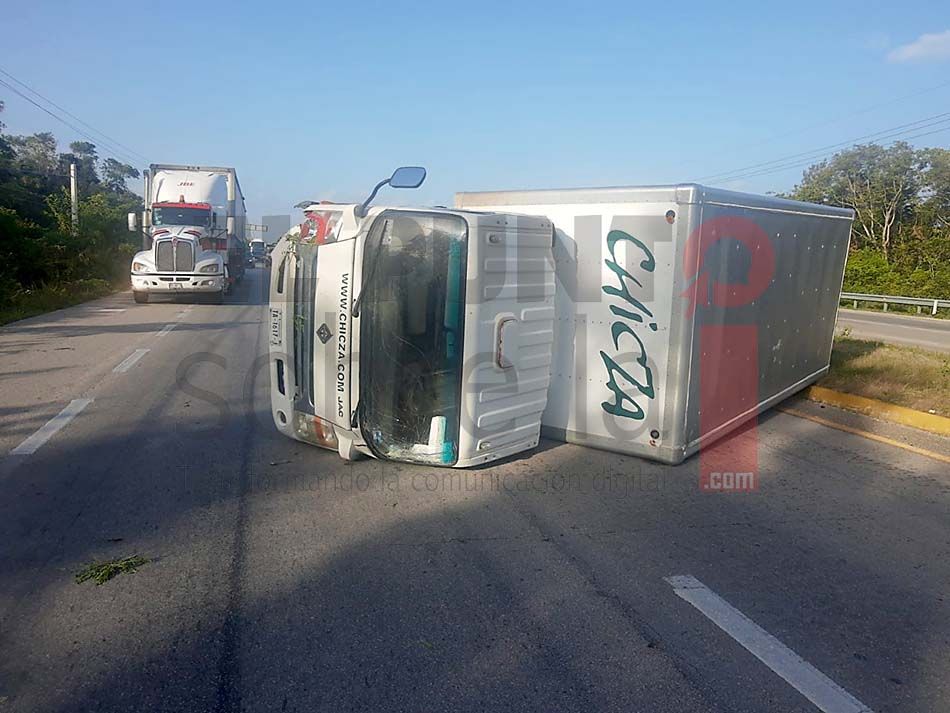 Camioneta se accidenta en tramo carretero Playa del Carmen- Puerto Morelos