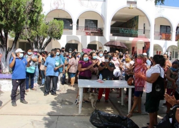 Empleados municipales en paro desbloquean acceso vial del sur de Q.Roo, pero mantiene toma del Palacio