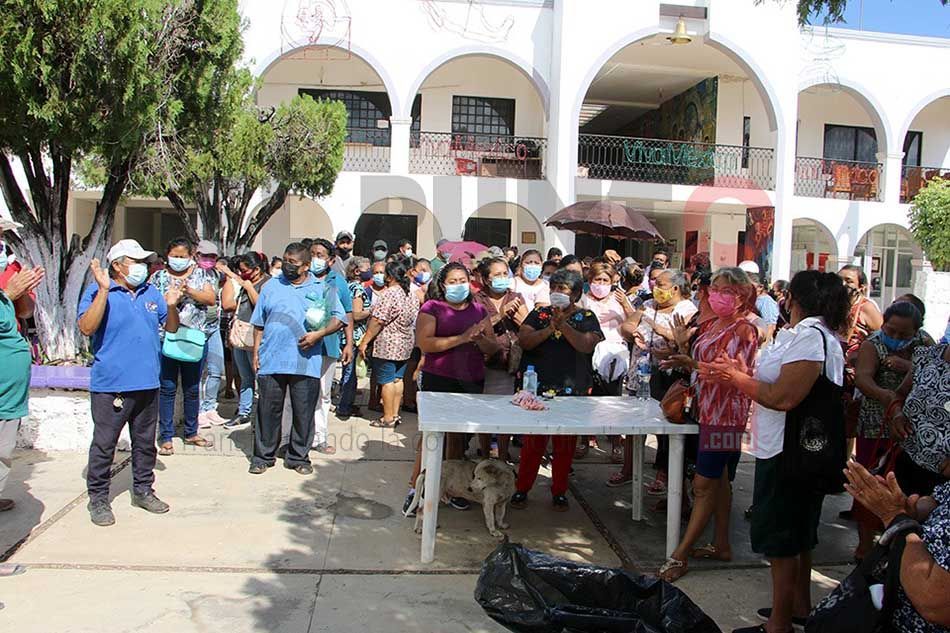 Empleados municipales en paro desbloquean acceso vial del sur de Q.Roo, pero mantiene toma del Palacio
