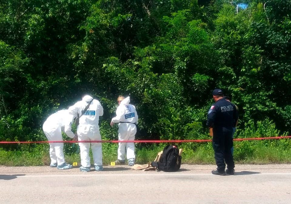 Encuentran un cadáver en estado de descomposición a un costado de la autopista, cerca de Leona Vicario