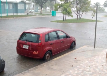 Fuertes lluvias por la onda tropical número 29 inundan capital chetumaleña