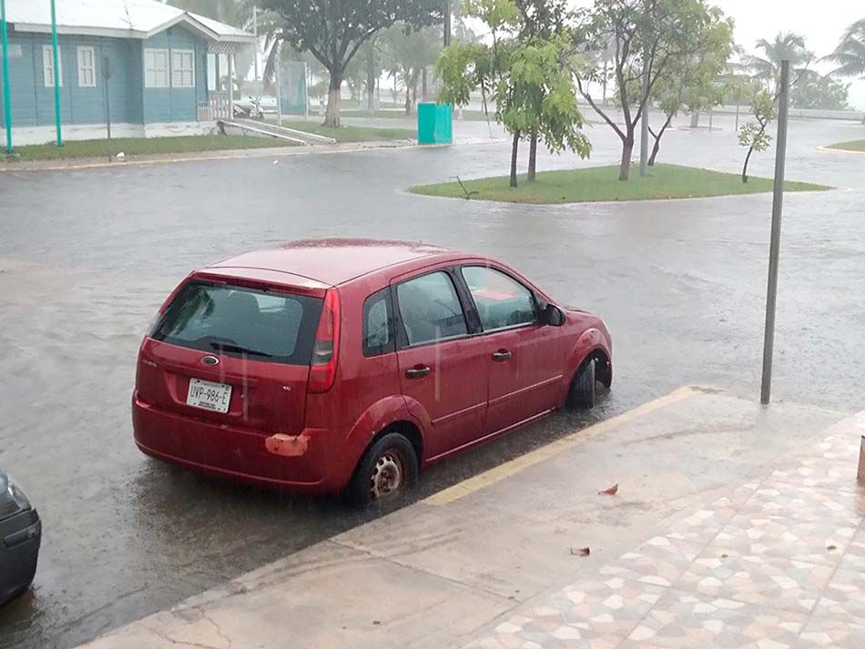 Fuertes lluvias por la onda tropical número 29 inundan capital chetumaleña