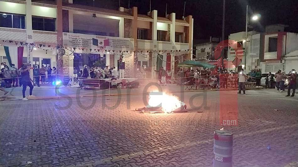 Huelguistas carrilloportenses hacen fiesta alterna al Grito de Independencia del alcalde José Esquivel