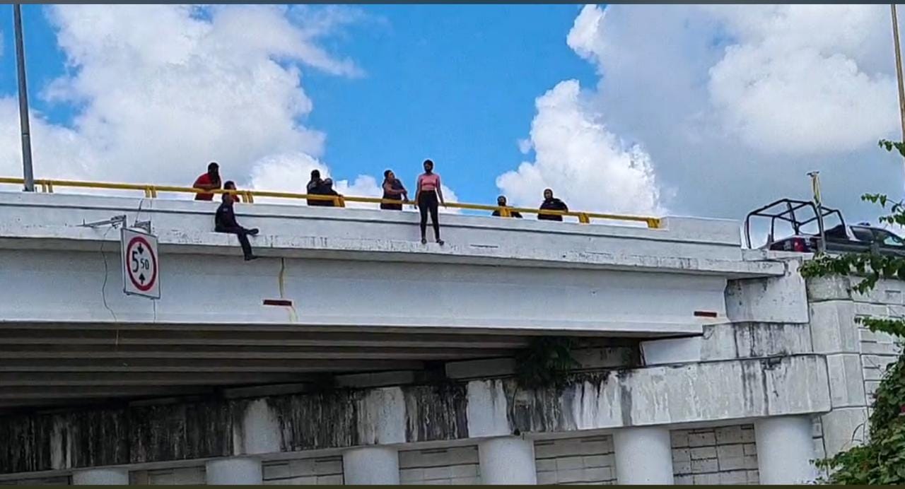 Chetumal: Policías evitan que mujer se aviente de un puente