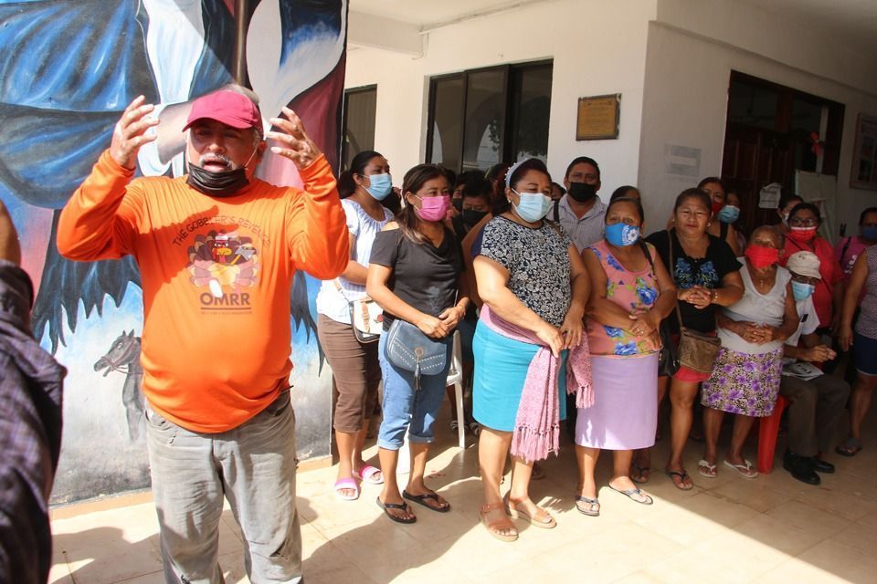 Inician pago de adeudos a trabajadores municipales de José María Morelos, pero mantienen plantón
