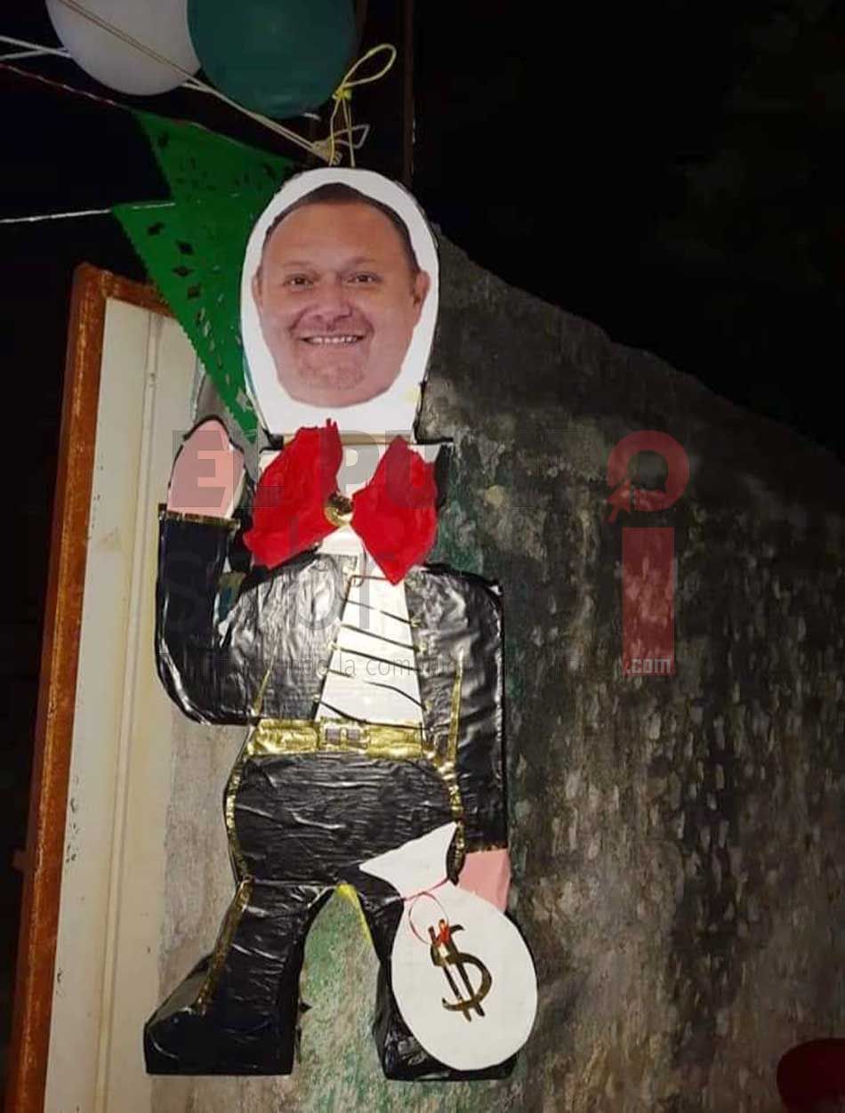 Evidencian a edil carrilloportense José Esquivel con piñata con su rostro como «El Terror de las Quincenas»