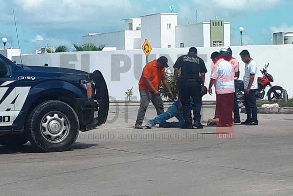Motociclistas heridos son llevados al hospital de Playa del Carmen en vehículo particular a falta de ambulancia