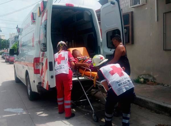 Mujer apuñalada en Cancún por sujeto que la acosaba