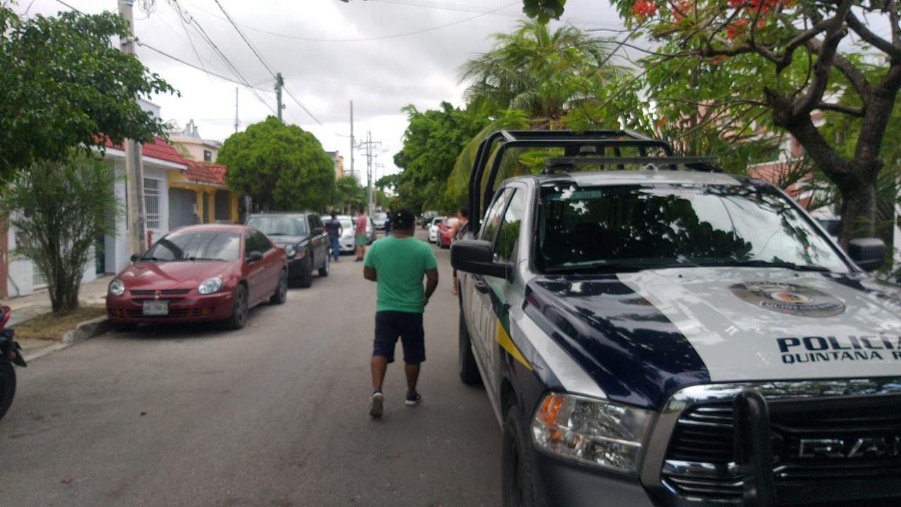 Pareja asalta a mano armada una estética de Cancún