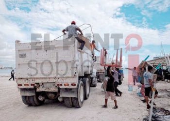 Desmantelan en Playa Langostas de Cancún, par de palapas sin permiso para operar