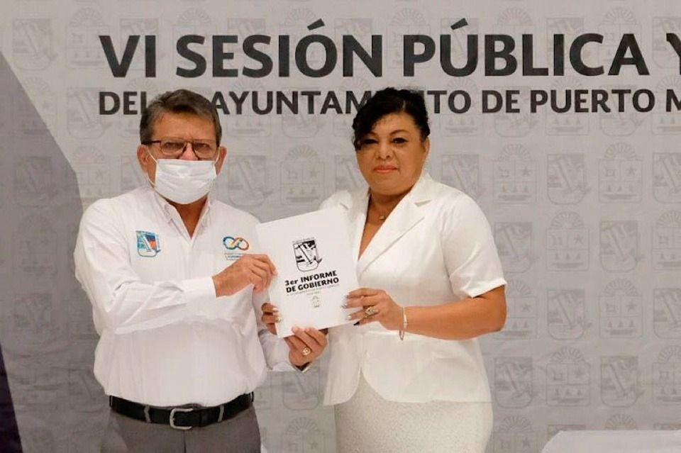 Primera regidora entrega III Informe de Gobierno de Puerto Morelos a cabildo