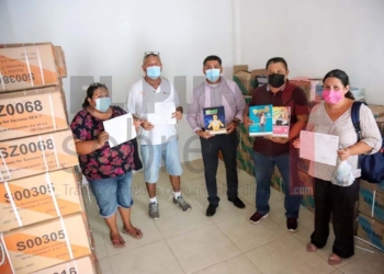 Reparten en Puerto Morelos libros de texto gratuitos a estudiantes de secundaria