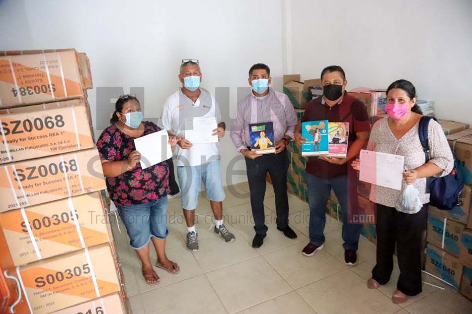 Reparten en Puerto Morelos libros de texto gratuitos a estudiantes de secundaria