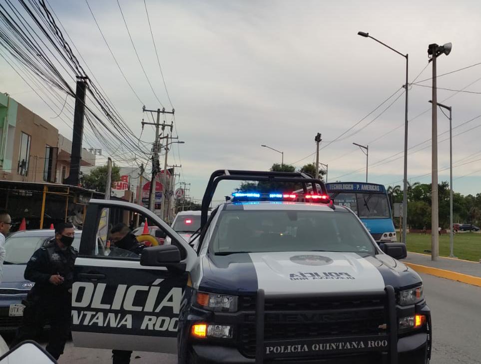 Reportan disparos en plaza comercial y asalto a estética