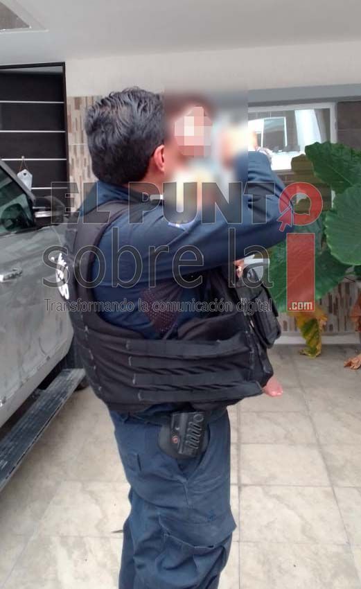 Rescatan en Cancún a menor encerrado en interior de un auto 