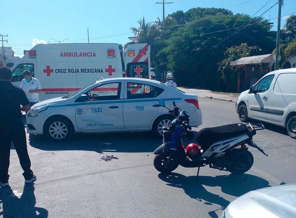 Taxista de Playa del Carmen no respeta el alto y colisiona a una motociclista