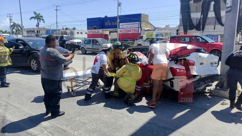 Aparatoso accidente en bulevar de Playa del Carmen deja una herida y daños materiales por más de 200 mil pesos.