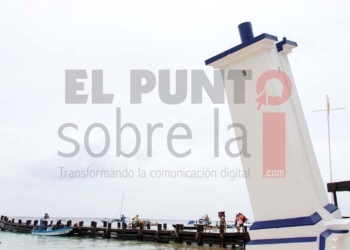 Uno de los símbolos de Puerto Morelos, el faro inclinado luce remozado