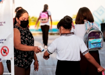 La diputada Euterpe Gutiérrez respalda la vacunación a menores de edad en Quintana Roo