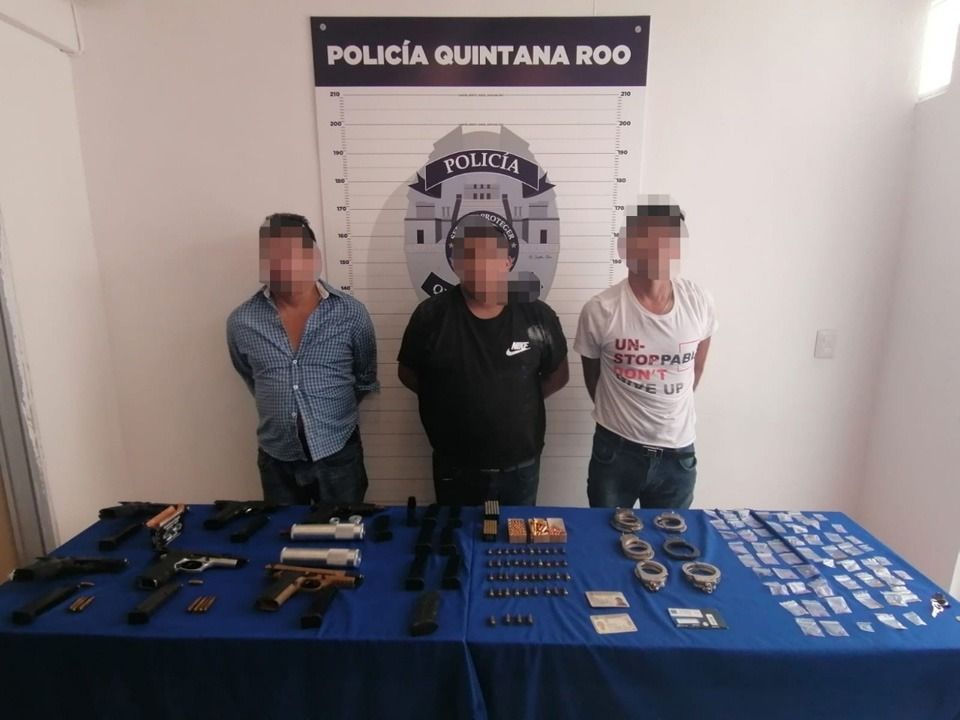 Detienen en la Zona Hotelera de Cancún a tres individuos con seis armas de fuego y droga