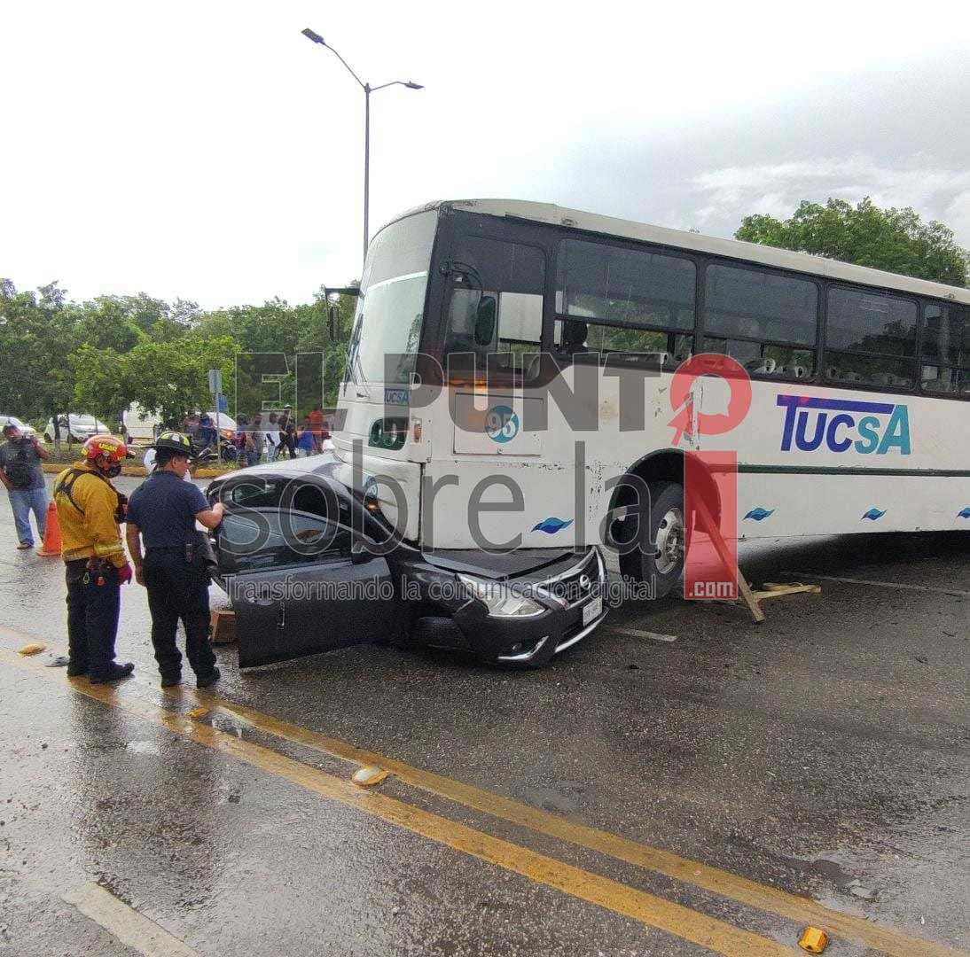 Una embarazada, rescatada dentro de su auto que fue embestido por un autobús